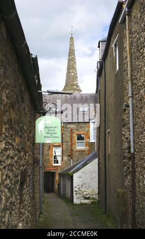 Sentier de Selkirk qui passe devant le musée Halliwell's House et la Robson Gallery, avec tour d'horloge de la salle d'audience de Sir Walter Scott visible au loin. Banque D'Images