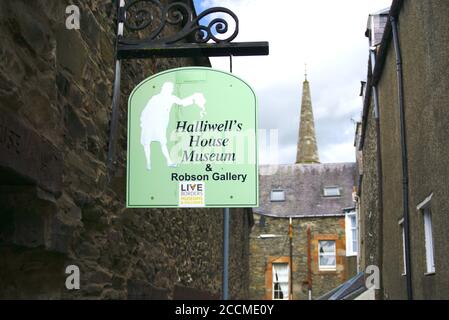 Panneau devant le musée de la Maison Halliwell et la galerie Robson, avec la tour de l'horloge de la salle d'audience de Sir Walter Scott visible au loin. Banque D'Images