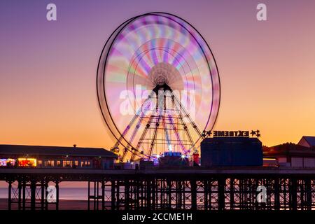 Le mouvement d'une grande roue au bord de la mer capturé à l'aide d'une longue exposition. Blackpool, Royaume-Uni Banque D'Images
