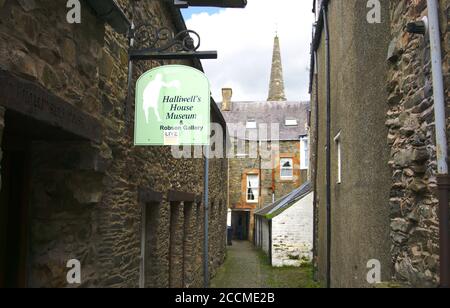 Sentier de Selkirk qui passe devant le musée Halliwell's House et la Robson Gallery, avec tour d'horloge de la salle d'audience de Sir Walter Scott visible au loin. Banque D'Images