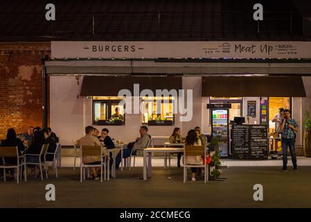 Saint-Pétersbourg, Russie - 18 août 2020 : espace extérieur d'un restaurant Meat Up Burgers dans le port de Sevkabel. Banque D'Images