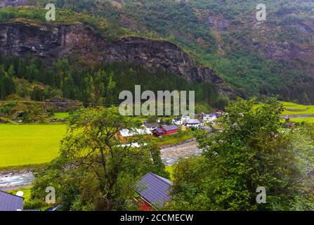 Belle vallée de Flamsdalen le jour pluvieux d'été vu de la Train de la ligne Flåm entre Myrdal et Flåm à Aurland Municipalité, comté de Vestland Banque D'Images