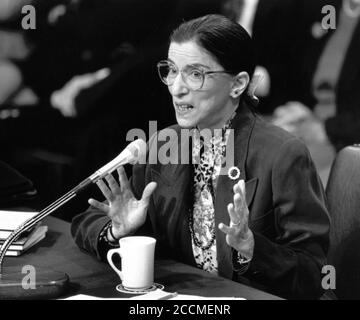 Ruth Bader Ginsburg (1933-2020), juge à la Cour suprême des États-Unis, témoigne de son audition de confirmation devant la Commission judiciaire du Sénat en juillet 1993. Banque D'Images