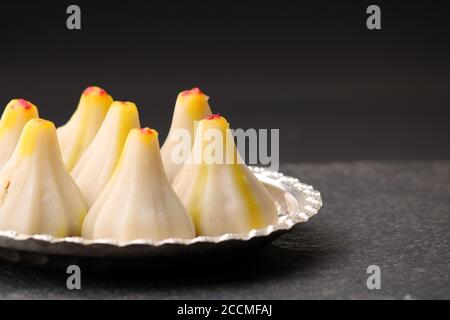 Modak cuit à la vapeur, à base de farine de riz et de farce de noix de coco. Modak est un doux indien traditionnel fait pendant Ganesh UtSAV et aussi offert à lord Banque D'Images