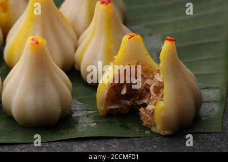 Modak cuit à la vapeur, à base de farine de riz et de farce de noix de coco. Modak est un doux indien traditionnel fait pendant Ganesh UtSAV et aussi offert à lord Banque D'Images