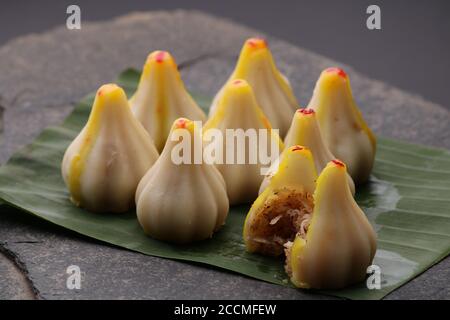 Modak cuit à la vapeur, à base de farine de riz et de farce de noix de coco. Modak est un doux indien traditionnel fait pendant Ganesh UtSAV et aussi offert à lord Banque D'Images