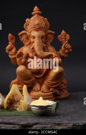 Modak - un plat traditionnel fait au festival Ganpati en Inde. Servi avec du beurre clarifié. Ganesh idol en arrière-plan Banque D'Images