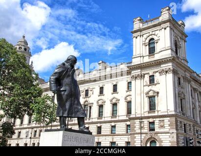 Londres, Royaume-Uni. 22 août 2020. Sir Winston Churchill statue à Westminster.Suite à la détente des mesures de verrouillage pendant la crise de Covid-19, beaucoup de choses semblent revenir à la normale avec les précautions sociales de distanciation et de facemask ajoutées. Crédit : Keith Mayhew/SOPA Images/ZUMA Wire/Alamy Live News Banque D'Images