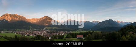 Panorama de la ville d'Oberstdorf en Allemagne avec les montagnes en arrière-plan au coucher du soleil. Banque D'Images