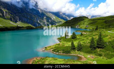 Survol d'un magnifique lac de montagne dans les Alpes suisses - Lac Truebsee sur le Mont Titlis Banque D'Images