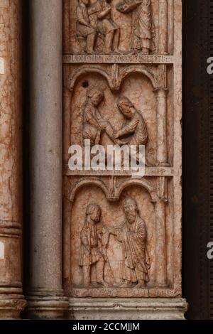 Parme, vue de face détaillée de la cathédrale, place du Dôme, Émilie-Romagne, Italie, site classé au patrimoine mondial de l'unesco Banque D'Images