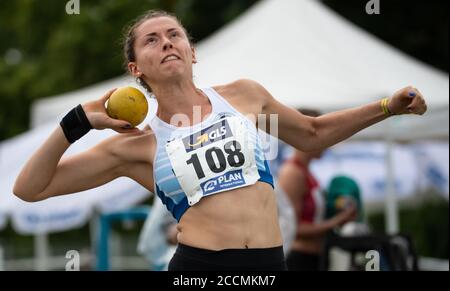 Vaterstetten, Allemagne. 22 août 2020. Athlétisme: Championnat allemand dans tout le centre sportif, heptathlon, femmes: Angela Stockert en action au tir mettre. Credit: Sven Hoppe/dpa/Alay Live News Banque D'Images