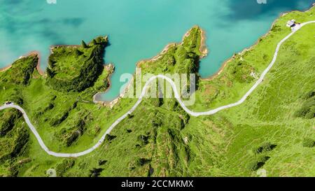 Survol d'un magnifique lac de montagne dans les Alpes suisses - Lac Truebsee sur le Mont Titlis Banque D'Images