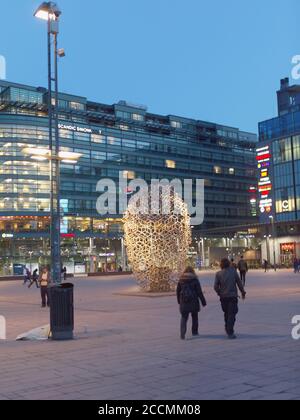 Vue de nuit sur la place Narinkka à Kampi, Helsinki, Finlande, avec le monument des entrepreneurs conçu par l'artiste Eva Löfdahl dans le centre Banque D'Images