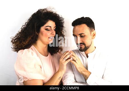 Les jeunes couples amoureux se touchent les mains avec des anneaux d'engagement. Couple et scène de mariage. Banque D'Images