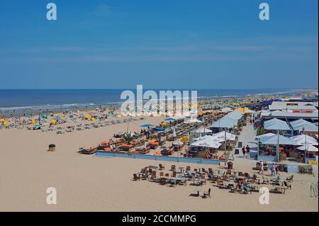 Scheveningen, pays-Bas - 10 août 2020 : personnes à la célèbre plage de Scheveningen, pays-Bas. Banque D'Images