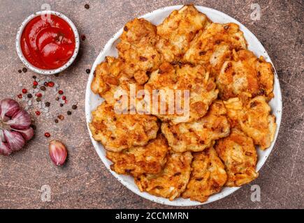Côtelettes de poulet maison dans une assiette blanche. Un délicieux dîner dans le style rustique. Mise au point sélective Banque D'Images