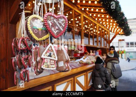 Boutique allemande de pain d'épice de Noël sur un marché de Noël à Helsinki, en Finlande Banque D'Images