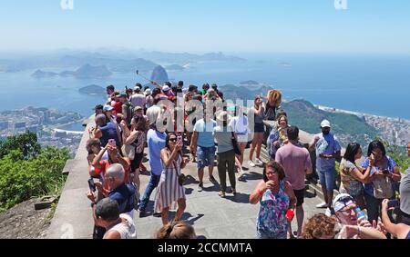 Montagne de Sugarloaf, Rio de Janeiro, Brésil 2019. Beaucoup de touristes se faufilent pour voir la vue de Corcavado qui surplombe la montagne de sugarloaf. Brésil Banque D'Images