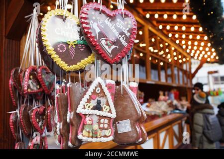 Boutique allemande de pain d'épice de Noël sur un marché de Noël à Helsinki, en Finlande Banque D'Images