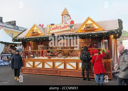 Boutique allemande de pain d'épice de Noël sur un marché de Noël à Helsinki, en Finlande Banque D'Images