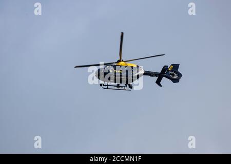 West Yorkshire EC35 police hélicoptère marque d'enregistrement GPOLB survolant le village de Kirkheaton, Huddersfield - National police Air Service Banque D'Images