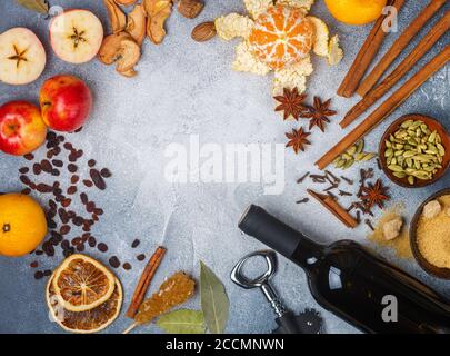 Ingrédients pour la préparation du vin chaud - une bouteille de vin rouge, de cassonade, de mandarines, d'oranges, de pommes, de raisins secs et d'épices - cannelle, clous de girofle, St Banque D'Images