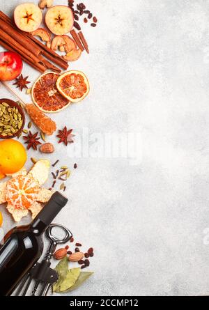 Ingrédients pour la préparation du vin chaud - une bouteille de vin rouge, de cassonade, de mandarines, d'oranges, de pommes, de raisins secs et d'épices - cannelle, clous de girofle, St Banque D'Images