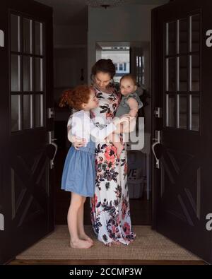 Famille à la porte Banque D'Images