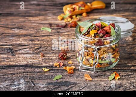 Thé d'hiver. Un mélange pour la préparation de boissons chaudes à base de rosiers, de curcuma, de gingembre, d'hibiscus, de zeste d'agrumes, de pommes séchées, de cannelle et de sa Banque D'Images