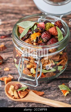 Thé d'hiver. Un mélange pour la préparation de boissons chaudes à base de rosiers, de curcuma, de gingembre, d'hibiscus, de zeste d'agrumes, de pommes séchées, de cannelle et de sa Banque D'Images