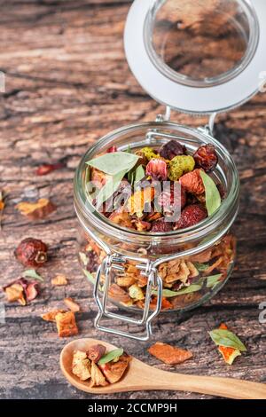 Thé d'hiver. Un mélange pour la préparation de boissons chaudes à base de rosiers, de curcuma, de gingembre, d'hibiscus, de zeste d'agrumes, de pommes séchées, de cannelle et de sa Banque D'Images