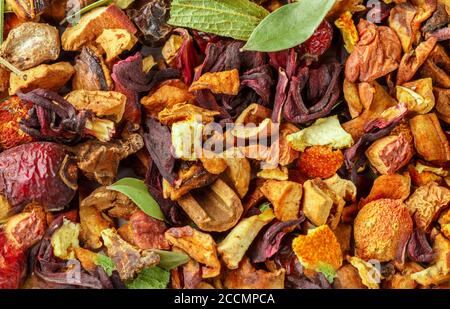 Thé d'hiver. Expérience culinaire. Un mélange pour la préparation de boissons chaudes à base de rosiers, de curcuma, de gingembre, d'hibiscus, de zeste d'agrumes et de pa séché Banque D'Images