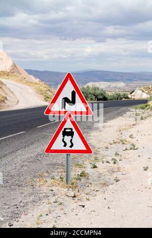 Signalisation routière d'avertissement ensemble, chaussée glissante et double virage, d'abord à droite Banque D'Images