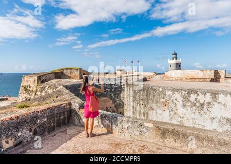 Puerto Rico Voyage femme touristique à San Juan, au fort Castillo San Felipe Del Morro, célèbre attraction de la vieille ville de San Juan à Puerto Rico, Etats-Unis Banque D'Images