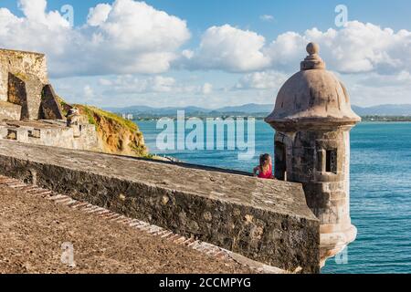 Puerto Rico Voyage les gens dans le vieux San Juan, la femme touristique visitant Castillo San Felipe del Morro Forteresse, attraction touristique sur les vacances de croisière Banque D'Images