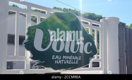 Volvic , puy de Dome / France - 08 16 2020 : panneau et logo Volvic sur la porte d'entrée de l'usine d'extraction industrielle et de l'embouteillage d'eau Banque D'Images