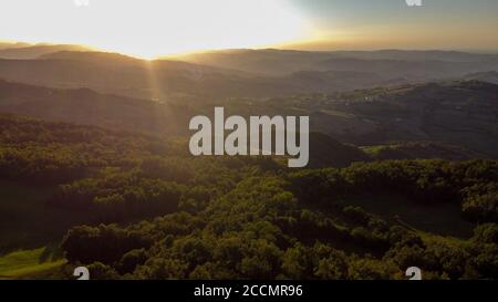 Paysage pittoresque de montagnes et de bois au coucher du soleil Banque D'Images