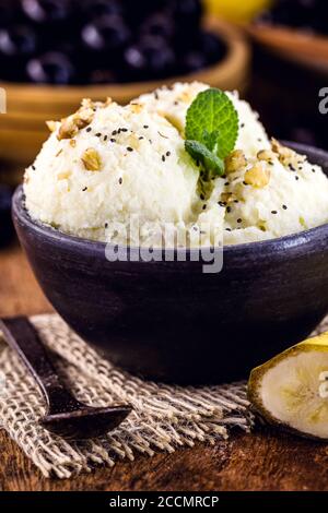 crème glacée à la banane végétalienne, faite avec de la banane congelée sans ajout de sucre ou de produits laitiers. Banque D'Images