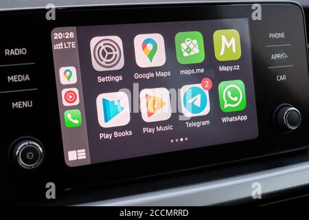 Écran Apple CarPlay dans le menu principal du tableau de bord de la voiture. Divertissement dans l'automobile, août 2020, San Francisco, États-Unis Banque D'Images