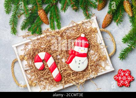 Pain d'épice. Gâteries traditionnelles du nouvel an et de Noël. Biscuits sous forme de flocons de neige, bonhomme de neige et cannes. Le concept de la célébration. Vacances Banque D'Images
