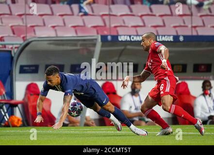 Lisbonne, Portugal. 23 août 2020. FILO football : Finale 23.08.2020 de la Ligue des champions FC Bayern Munich, Munich, Muenchen - Paris Saint Germain Thilo Kehrer (PSG), Thiago (Muenchen) Peter Schatz/Pool/via/firosportphoto - LES RÈGLEMENTS de l'UEFA INTERDISENT TOUTE UTILISATION DE PHOTOGRAPHIES comme SÉQUENCES D'IMAGES et/ou QUASI-VIDÉO - agences de presse nationales et internationales HORS usage éditorial SEULEMENT | usage dans le monde crédit: dpa/Alay Live News Banque D'Images