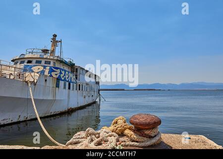 Restaurant flottant sur un vieux bateau rouillé, mer tyrrhénienne Banque D'Images