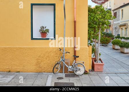 Un vieux vélo enfermé dans une rue d'Olbia en Sardaigne, Italie Banque D'Images