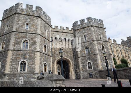 Windsor, Royaume-Uni. 23 août 2020. Des policiers armés et un garde-corps offrent sécurité et assistance à l'extérieur de la porte d'entrée Henry VIII du château de Windsor. Le Sunday Times a rapporté que la Reine fera du château de Windsor sa maison principale pour le reste de l'année après ses vacances d'été à Balmoral plutôt que de retourner au palais de Buckingham parce que ses dispositions de ménage au château de Windsor sont censées offrir la plus grande protection de COVID-19. Crédit : Mark Kerrison/Alamy Live News Banque D'Images