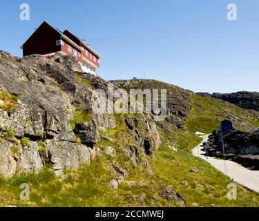 Port et maisons à Qaquortoq, situé dans la municipalité de Kujalleq, dans le sud du Groenland, près du cap Thorvaldsen. Banque D'Images