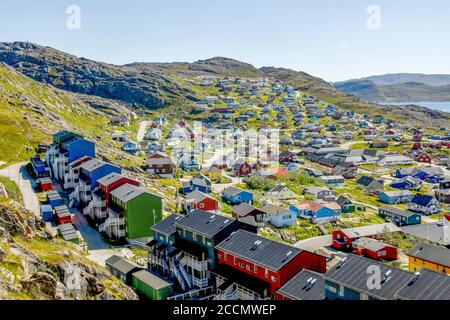 Port et maisons à Qaquortoq, situé dans la municipalité de Kujalleq, dans le sud du Groenland, près du cap Thorvaldsen. Banque D'Images