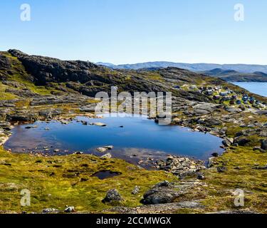 Port et maisons à Qaquortoq, situé dans la municipalité de Kujalleq, dans le sud du Groenland, près du cap Thorvaldsen. Banque D'Images