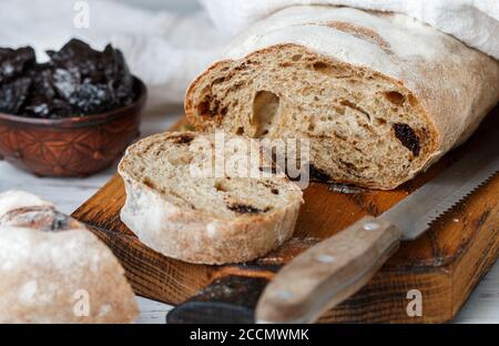 Pain complet maison fraîchement cuit avec pruneaux et cardamome. Pâtisseries utiles. Mise au point sélective Banque D'Images