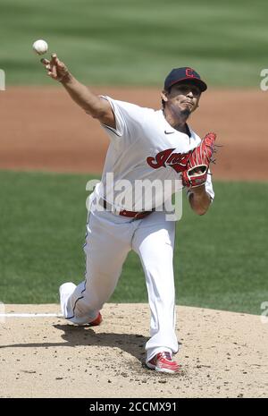 Cleveland, États-Unis. 23 août 2020. Cleveland Indians Carlos Carrasco (59) présente un terrain lors du premier repas contre les Detroit Tigers à progressive Field à Cleveland, Ohio, le dimanche 23 août 2020. Photo par Aaron Josefczyk/UPI crédit: UPI/Alay Live News Banque D'Images